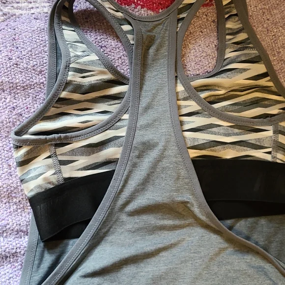 Nike dri fit tank with built-in sports bra - Picture 6 of 8